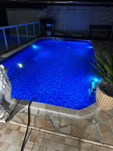 Piscina com iluminação LED noturna
