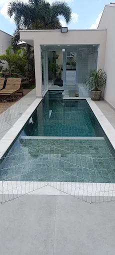 Piscina de raia com pedra natural