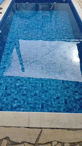 Piscina com água espelhada